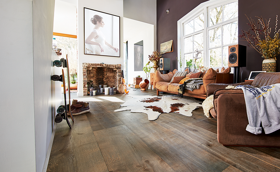 neutral wood floor finishes and color in a family room